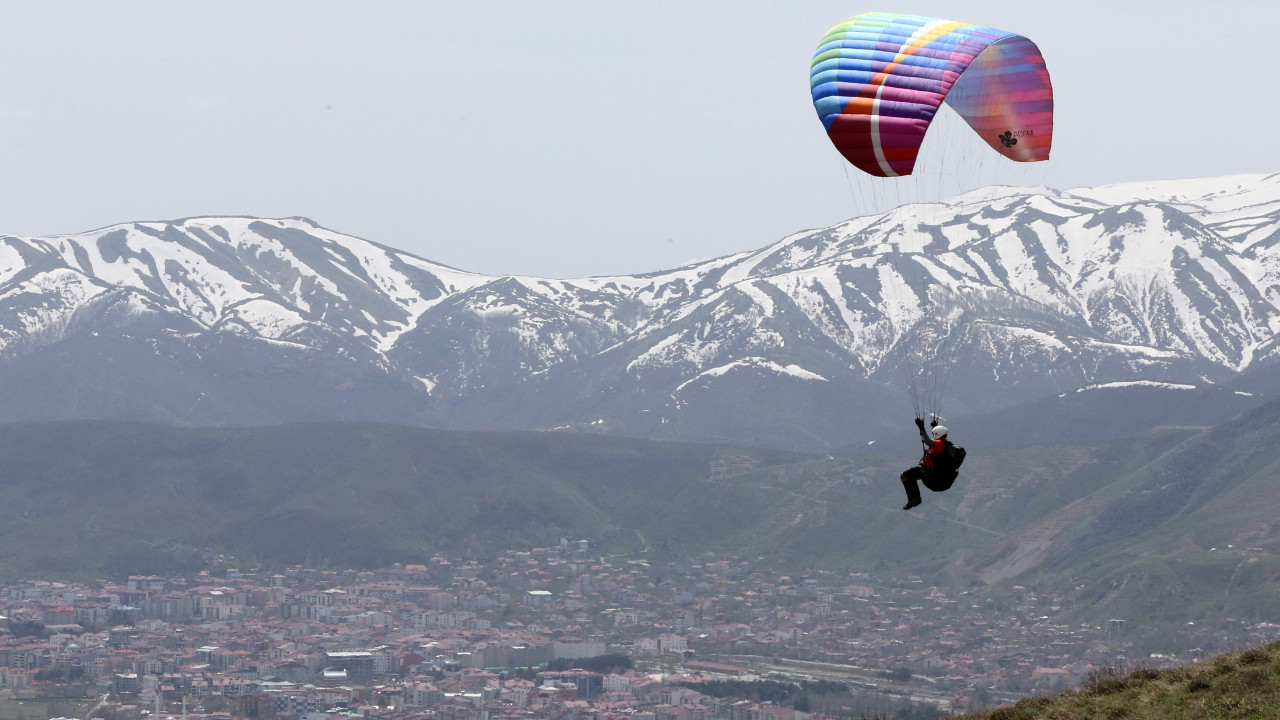 Yamaç paraşütçüleri, Bitlis’in tanıtmak için uçuyor